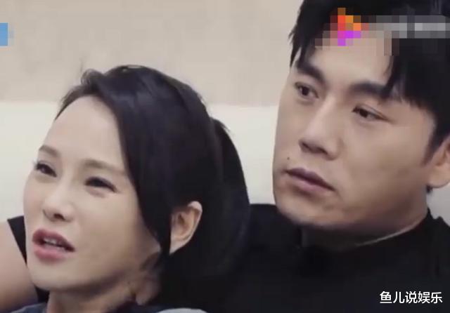 伊能静|秦昊伊能静忘记有镜头,抱一起坐沙发上,就连手也闲不住