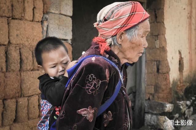 医生|云南一男童眼睛一直往外冒“脏东西”，医生一句话爸爸直接傻眼了