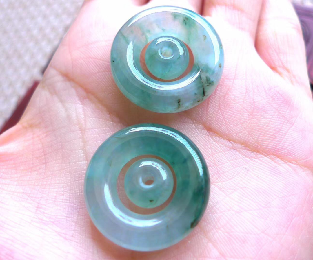 「翡翠」翡翠平安扣看似差不多，那要如何在相似的平安扣里挑出更好的