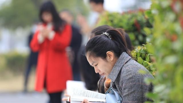 大学|高考选择哪些专业最适合报考公务员？大学老师：主要有四类专业