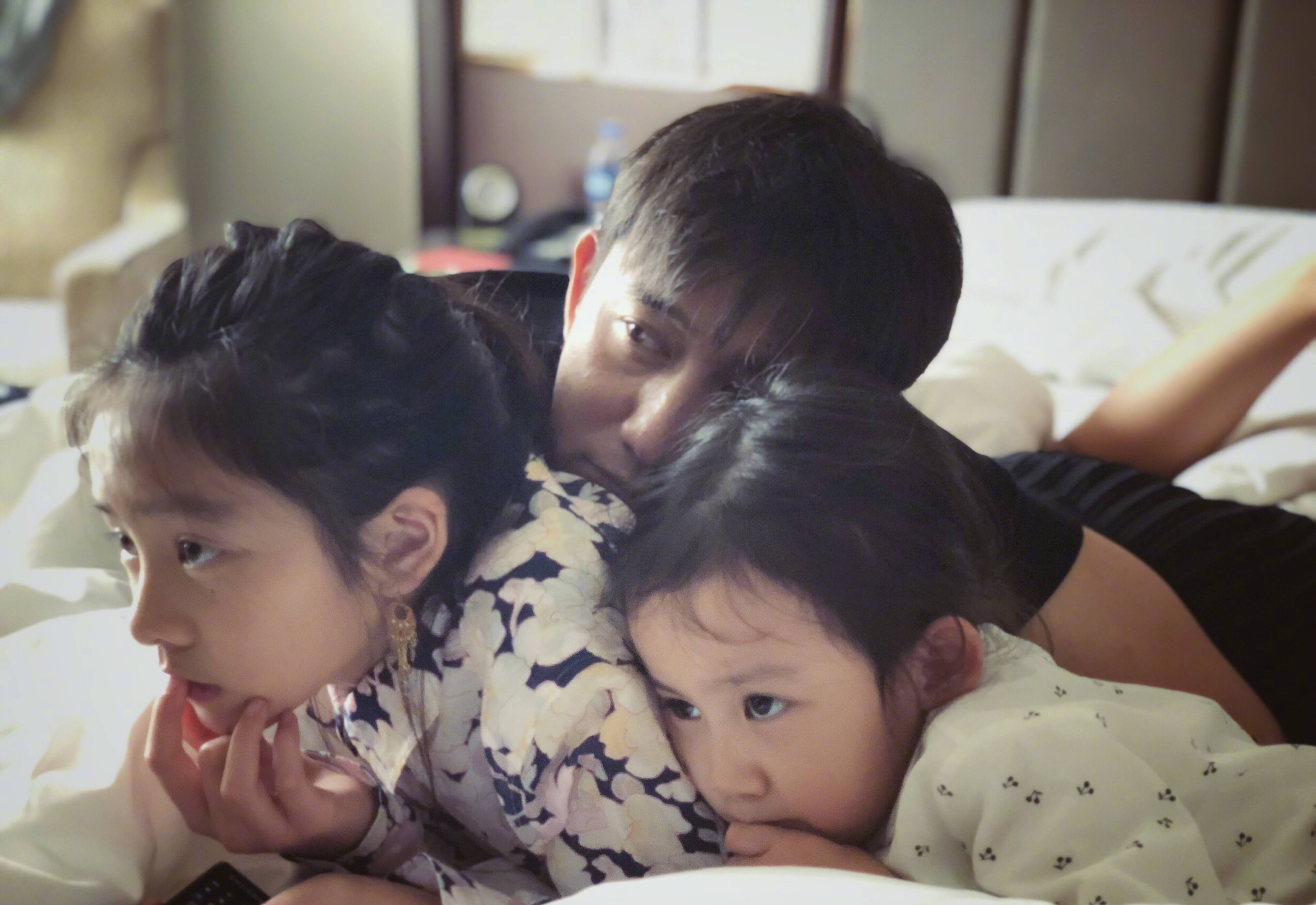 黄磊|黄磊小女儿生病接受冷冻治疗，小家伙痛到瘪嘴哭诉：再也不喜欢动物了