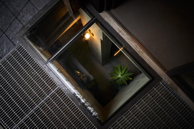 设计师|设计师巧用天井，原本闲置40年的地下室，硬被爆改成庭院别墅