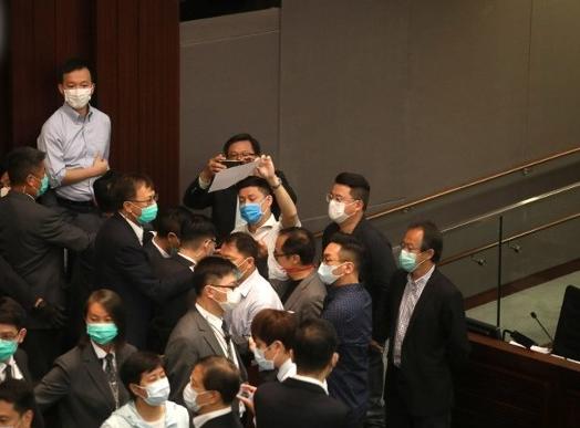 [美国]香港立法会爆混战 反对派议员冲击主席台被保安抬走