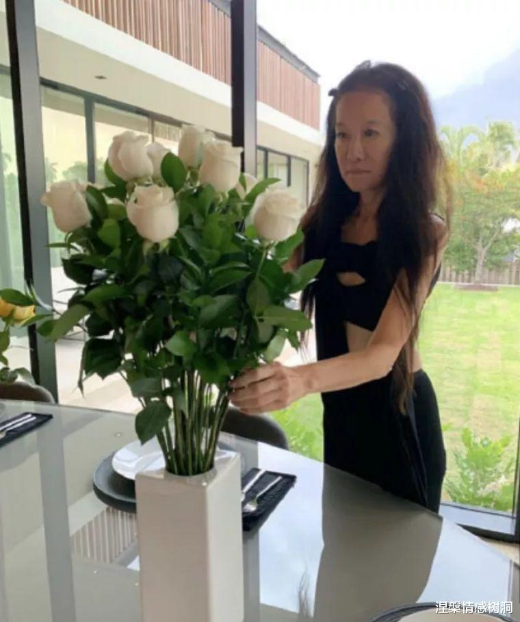 [美国]71岁华裔设计师晒美照，一双腿堪比17岁少女，特朗普女儿是她粉丝