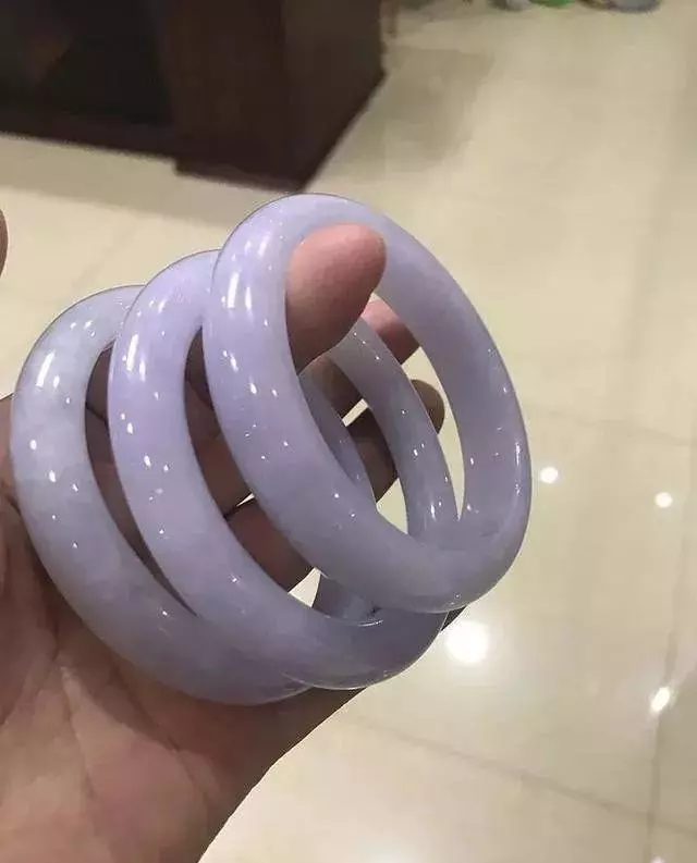 「翡翠」标价2万的翡翠原石无人问津，识货行家却一眼相中，大涨特涨