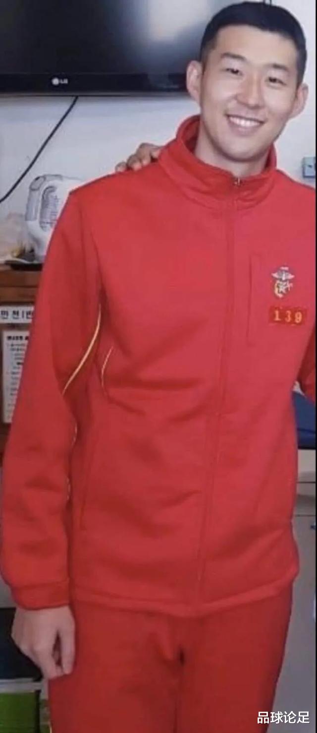 【孙兴慜】“亚洲一哥”服役照首曝光，穿制服太帅气，球迷：国足也该服兵役