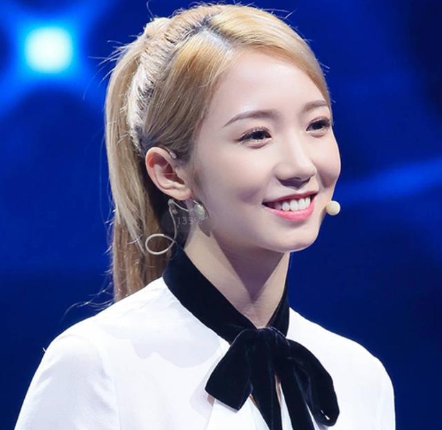 孟美岐|孟美岐重回《创造营》，当她与练习生们一起跳主题曲时，差距明显