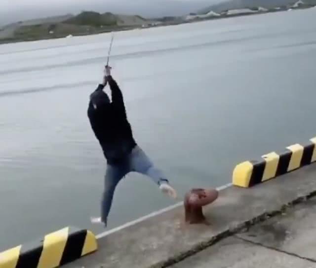 ##日本男子钓鱼甩鱼线一脚踏空掉水里,网友笑歪:你要自己当鱼饵?