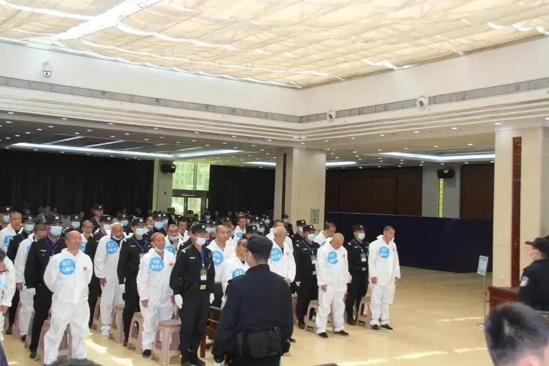 榆林|70余人围攻警察砸烂警车，谁指使的？