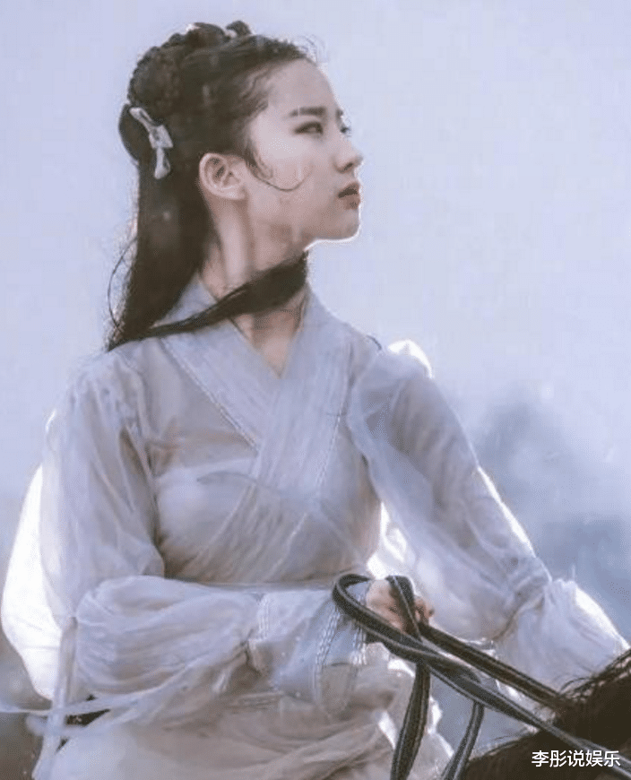 迈克尔·杰克逊:为什么刘亦菲“雨中骑马戏”被删?镜头转到她后背的瞬间,网友:不删不行