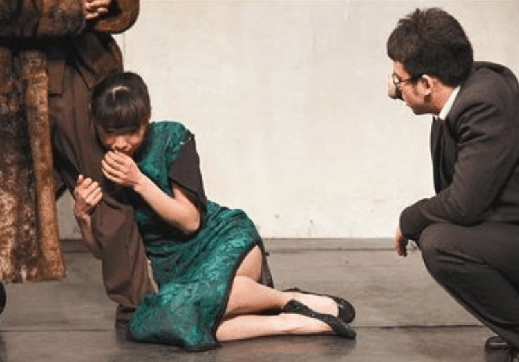 任素汐|她17岁考上中戏28岁才爆红，惨被骂“长得像驴脸”，把“骚”演到顶峰