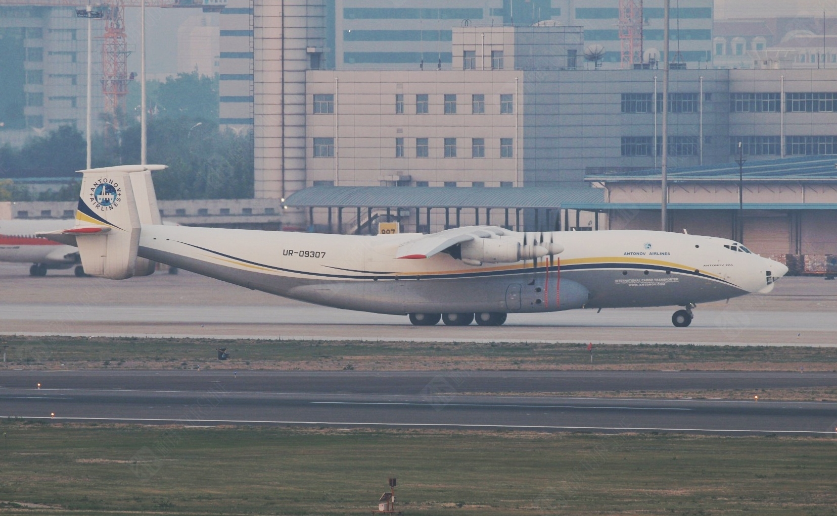 『运-20』世界最大的涡桨运输机突降天津,运力超过运20,能飞的只剩3架