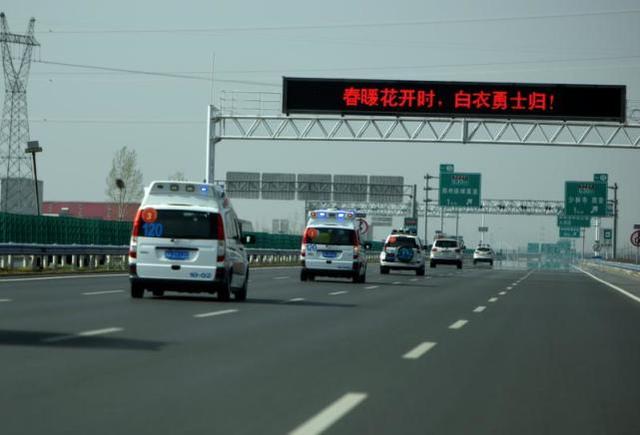 杭州▲看哭了!儿子援鄂归来,老母亲高速护栏外挥手迎接:我只想默默看一眼儿子