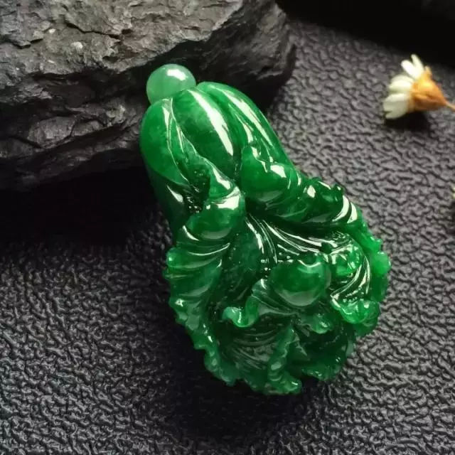 |翡翠白菜 \ 蕴含着历史悠久的美和完美的寓意 ”！