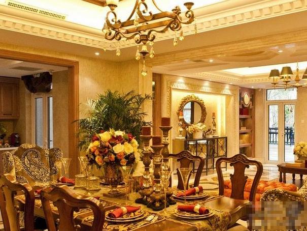 |参观曹德旺在福州的豪宅,门口放着两个黑色貔貅,装修钟爱欧式风