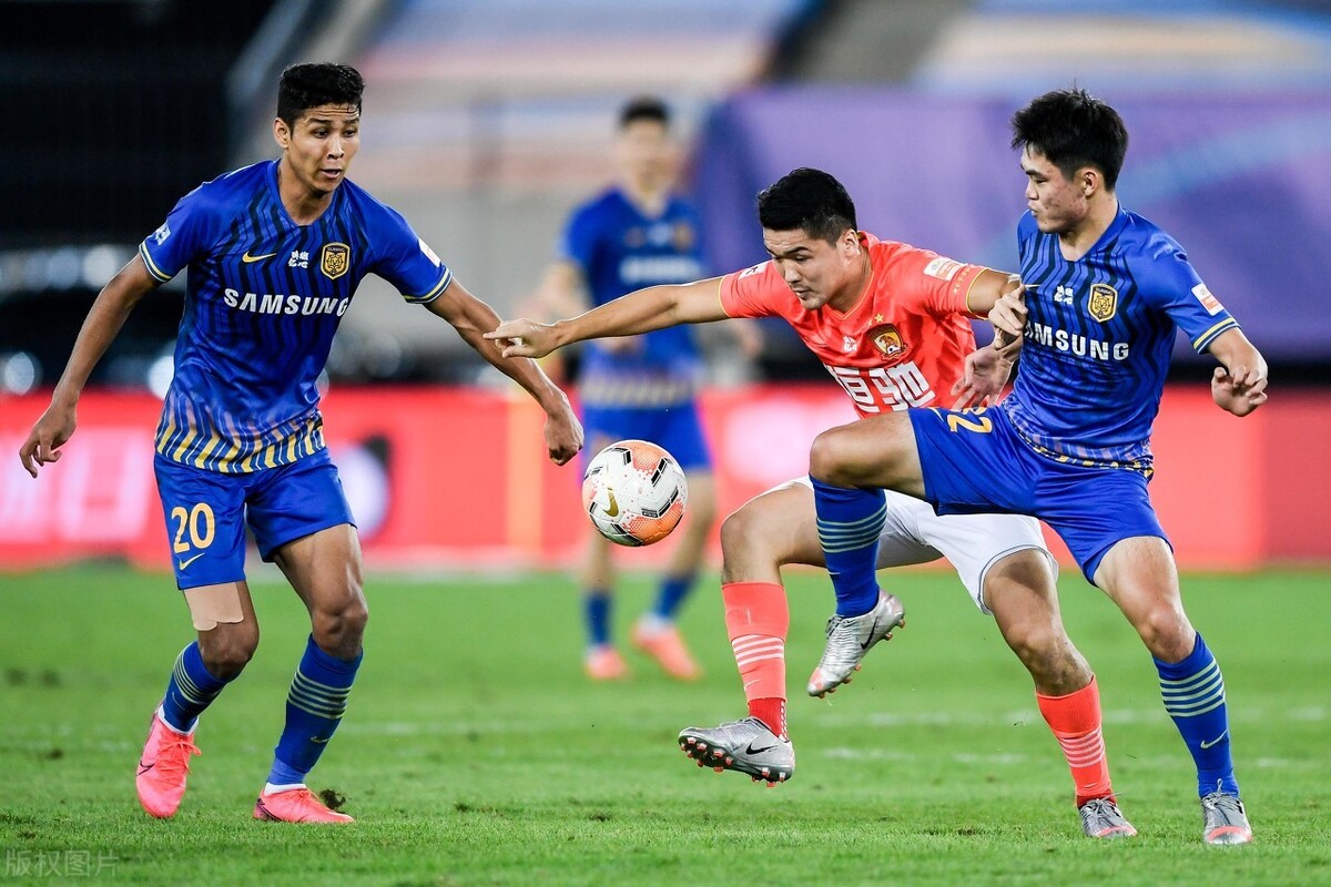 郑龙|6轮比赛只上场14分钟，恒大小钢炮或因球风太独，遭卡帅彻底弃用