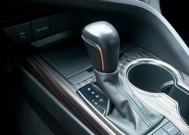 「」懂它的不看迈腾、帕萨特,4.1升油耗,高速200码不飘,不足18万