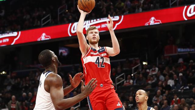 湖人队|提前考虑！湖人中产特例用处引热议，签下2神射？美媒直言可行