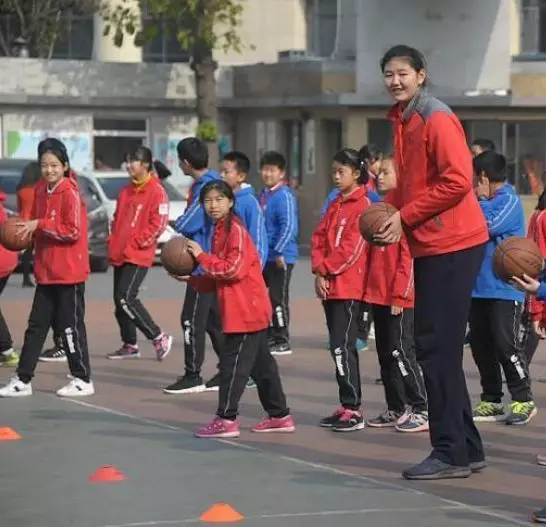 女篮■13岁，2米21！直逼姚明！中国篮坛新星横空出世了
