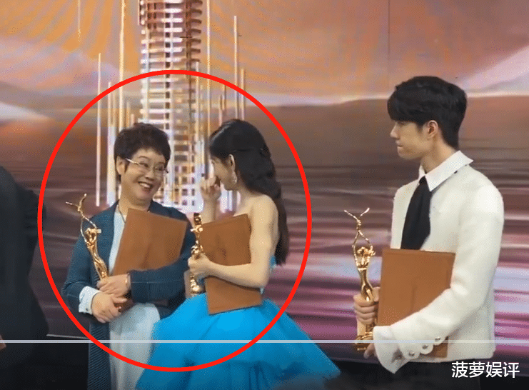 赵丽颖|赵丽颖在台上遇见熟人，谁注意到她干了啥？细节之处显人品