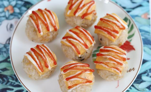 米饭|消耗剩余米饭，捏成团，加芝士烤几分钟，出炉香喷喷，好吃不够分