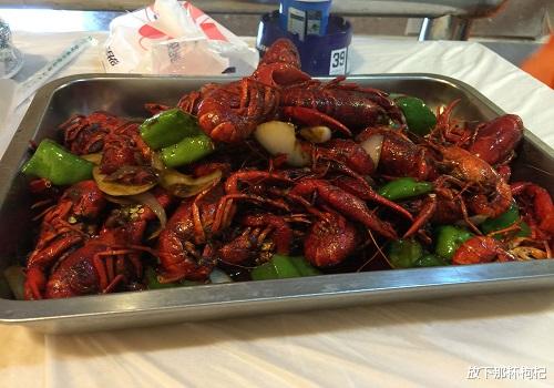 小龙虾@买小龙虾时，到底是选青壳还是红壳的小龙虾？别再被老板骗了