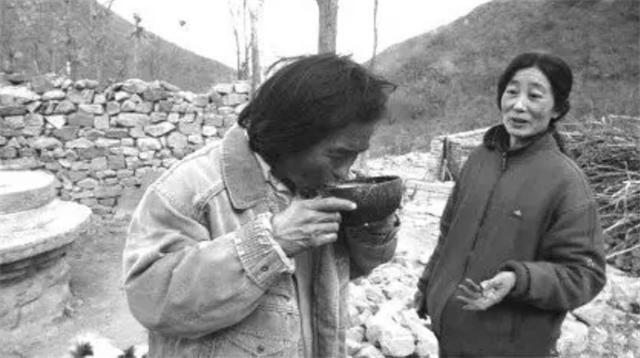 漳州：北大才子王青松，携妻隐居深山27年，富豪同学与其见面后痛哭不已