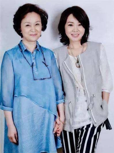 发型|62岁刘莉莉老得不做作,衬衫配丝巾慈祥温和,短发微卷气质优雅