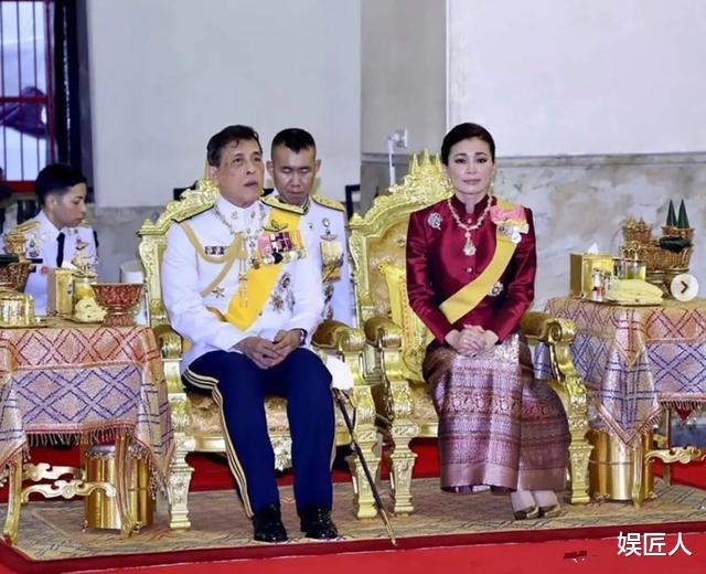 诗妮娜|42岁苏提达难忍怒气，看贵妃穿红衣撞衫，眼神冷漠嘴角却似笑非笑