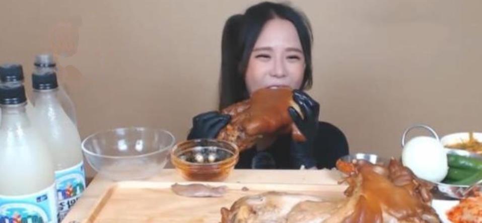 『猪蹄』大胃王吃了50斤猪蹄，把肉放大20倍后，网友：“真的不敢相信”