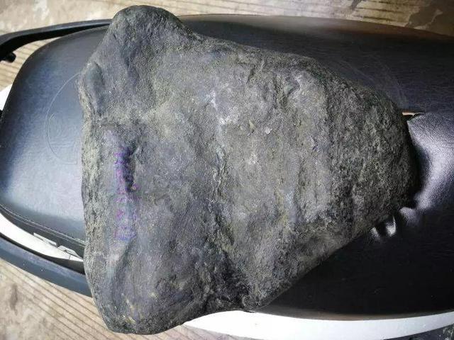 []败家男花38万买下一块全身蟒带绕身的石头，却一刀切出一片绿