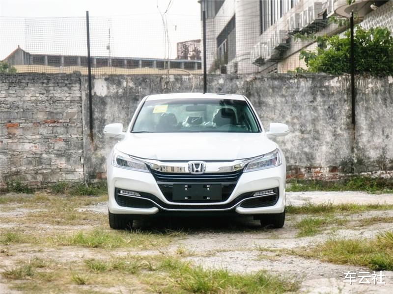 本田雅阁|本田雅阁被大货车压顶，ABC柱全断了，车主却还能笑着说话！