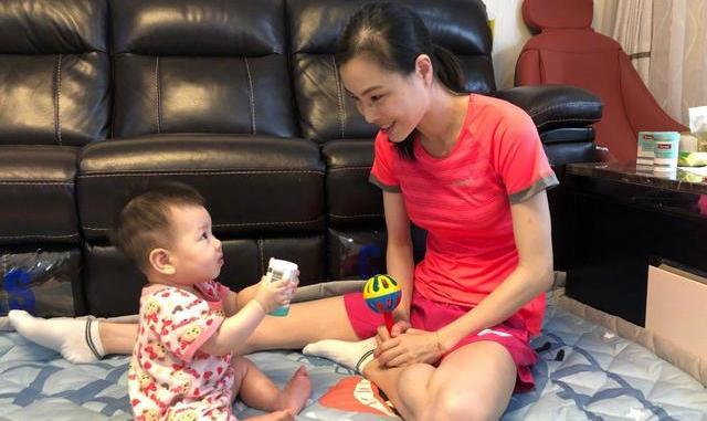 [吴敏霞]35岁吴敏霞婚后太幸福，和老公生活很恩爱，一家人在家里锻炼