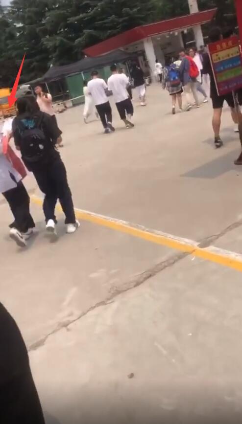 张子枫|张子枫高考被安排提前出考场,两次婉拒签名,被俩助理带着离开