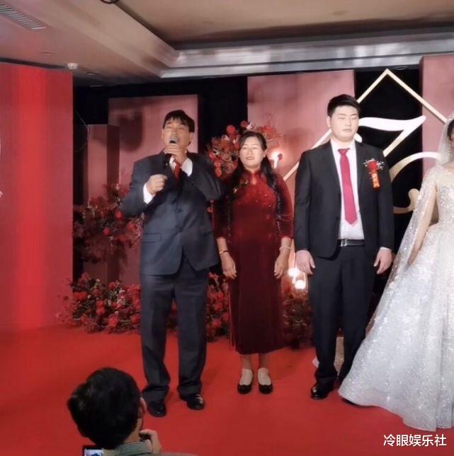 朱之文|大衣哥儿子婚礼现场曝光：用行李箱装现金，新郎全程没笑容