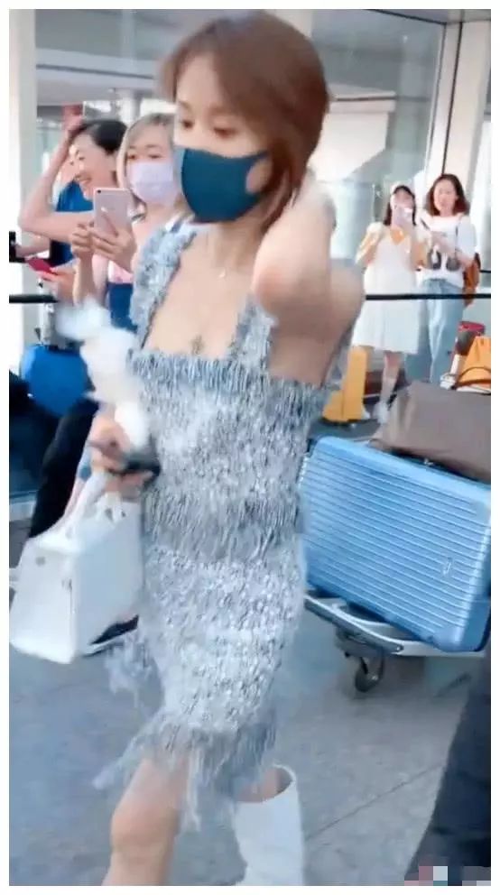 「王子文」王子文的“面条裙”咋火的？当看到她抬起胳膊那刻，这是怎么回事
