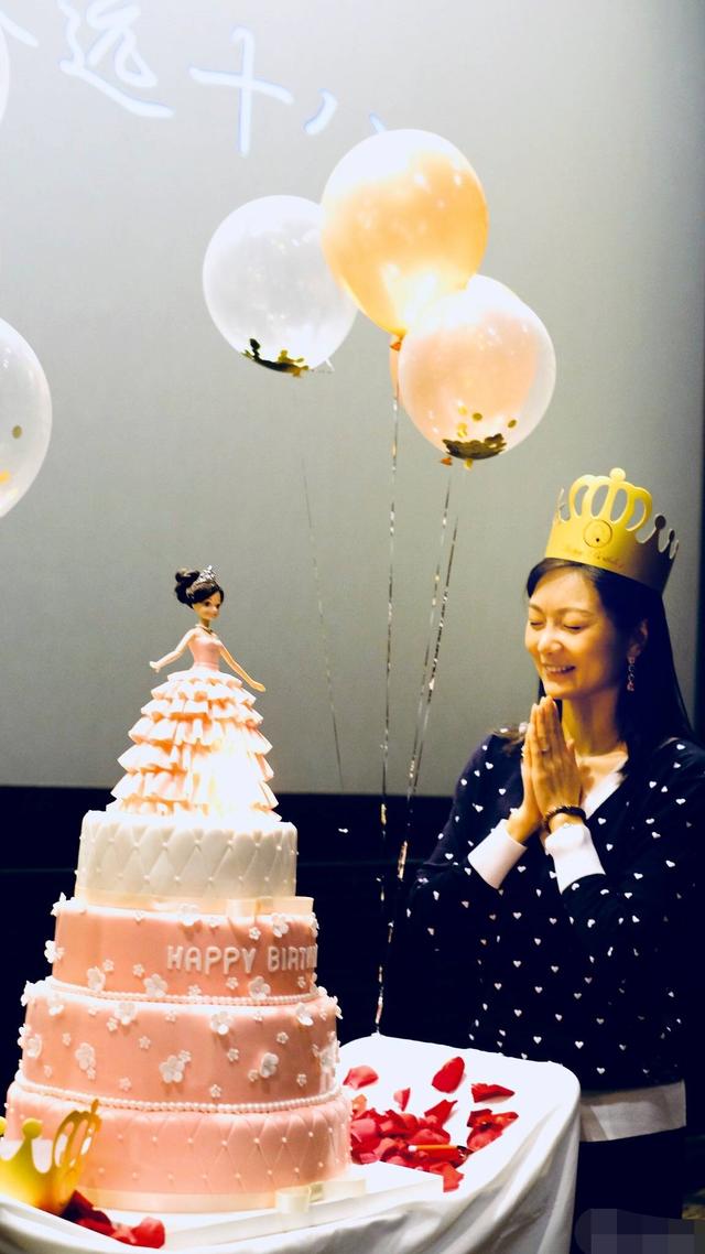 张艺谋|张艺谋小31岁娇妻庆生！穿粉衣服像公主，14岁女儿长得太像爸