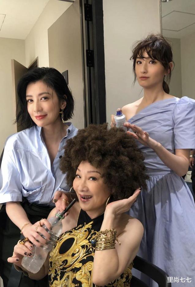 贾静雯|贾静雯新剧开机，剪短发嫩成大姑娘，同框小11岁柯佳嬿烫发显老气