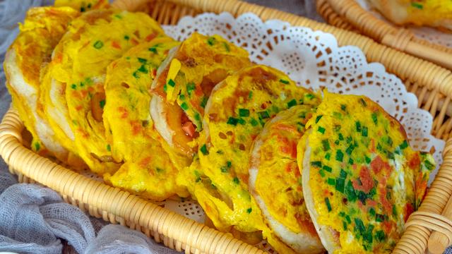 【】最快手早餐饼，4个鸡蛋，1碗面，筷子简单一搅，10分钟烙7张饼