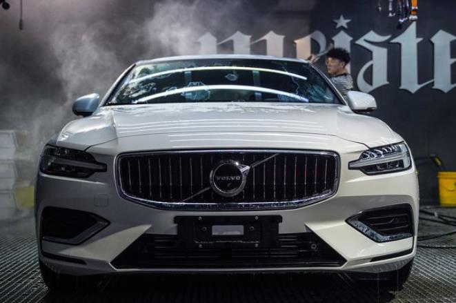 宝马3系|宝马3系、奥迪A4L、沃尔沃S60L怎么选,车主:选它不仅帅气还安全