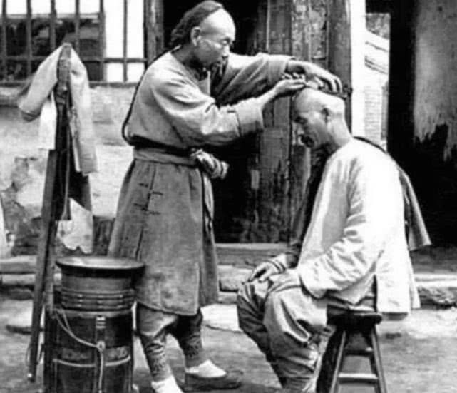 「老照片」清朝人留的“辫子”有多脏？英国女子：头发解开时，当场吐了一地