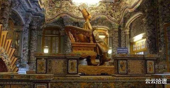 「定陵」明定陵被挖出，埋在地下27米的一个巨大的棺材里，万历坐金银堆里达300年之久