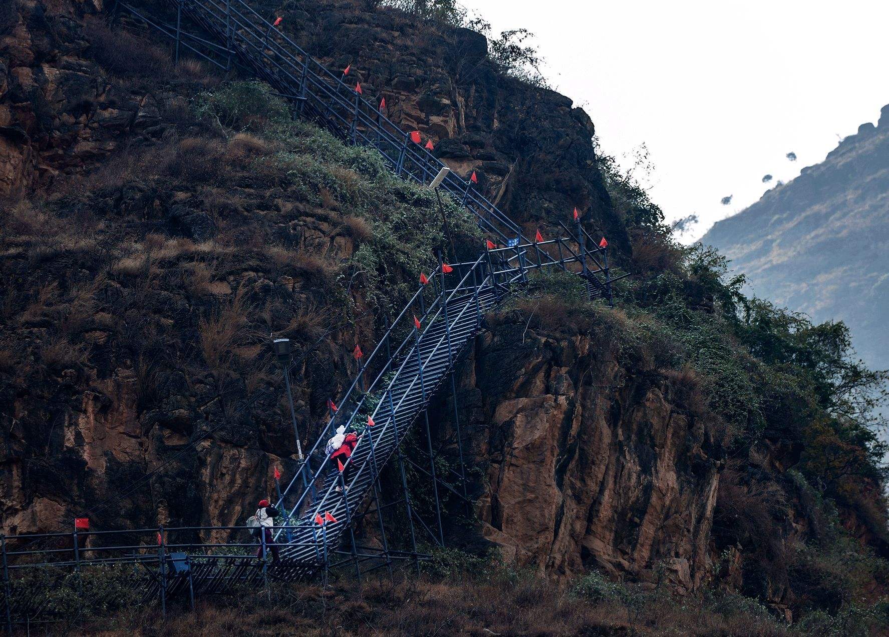 @悬崖村离地270层楼高，如今藤梯换成钢梯，还能旅游创收