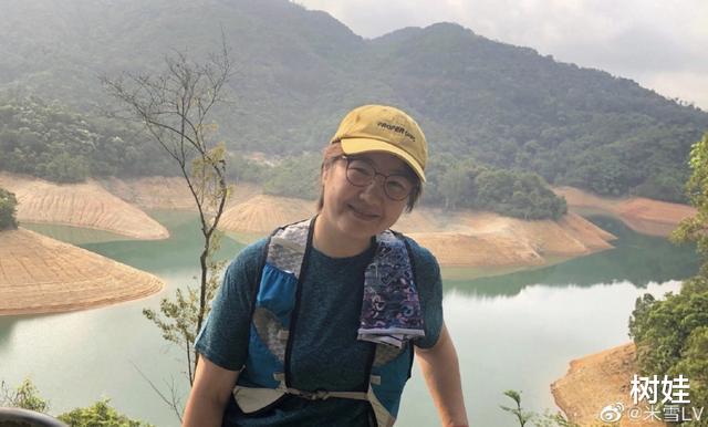 「米雪」64岁米雪相约妹妹爬山相聚享受亲情乐，三姐妹罕见同框米雪显年轻