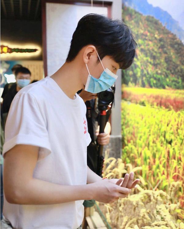 肖战@肖战时隔四个月终于发自拍了！看到评论区后，要被粉丝笑死了！