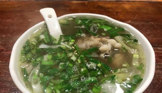 烤肉|兰州烤肉界的扛把子，羊肉2元1串现切现串现烤，4个师傅烤不过来