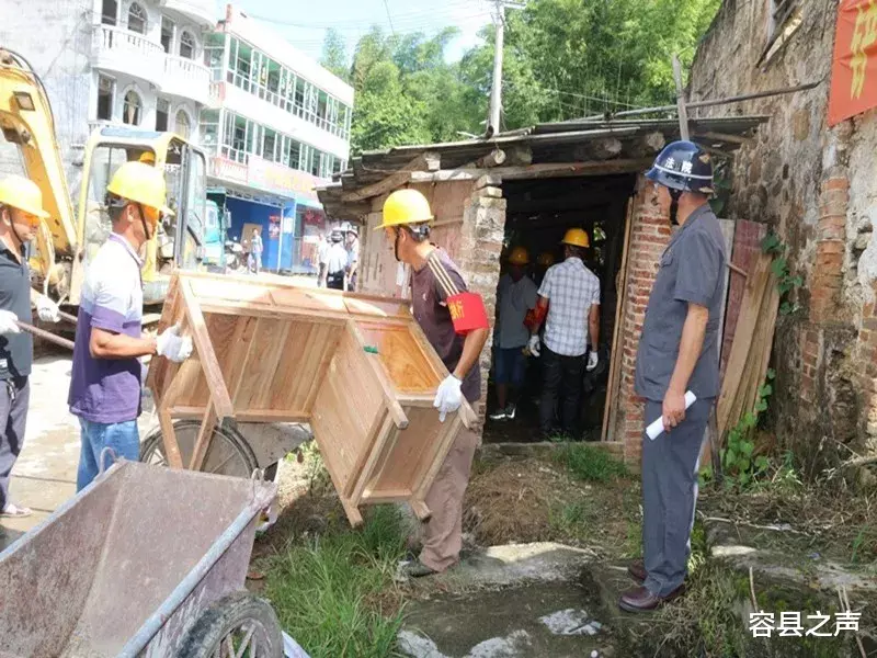 容县之声|广西这一些人多次阻挠他人拆房重建,60多名干警出动!