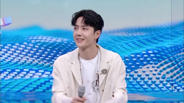 王一博|为何肖战被黑，他却受捧？王一博《快乐大本营》玩着游戏给出答案