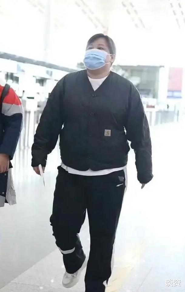 贾玲|贾玲近照曝光，身材发福严重，胖到像充气的面包，脖子都胖没了