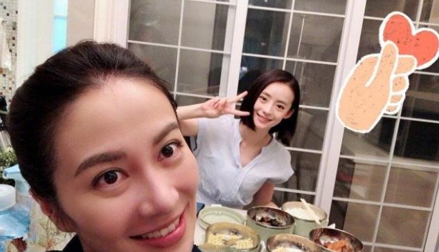 |走进叶璇现实的豪宅，卫生间摆满了化妆品，连洗手台都设计两个